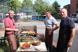 Klaus Lüking, Detlef Eichelbaum und Marco Gutbier (v.l.n.r.) grillten für die Gäste und Mitarbeitenden der Husumer Bahnhofsmission