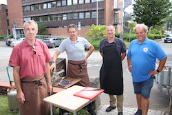 Erk Paulsen, 
	          Leiter der Husumer Bahnhofsmission, (rechts im Bild) begrüßte Klaus Lüking, Detlef Eichelbaum und Marco Gutbier (v.l.n.r.) mit ihrem Grill