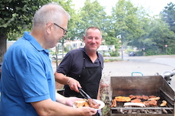 Marco Gutbier überreicht 		
	Frischgegrilltes an Werner Quecke (zuständig für den Bahnsteigdienst der Husumer Bahnhofsmission)